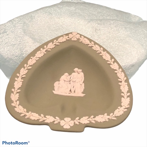 VINTAGE WEDGWOOD JASPERWARE ASHTRAYS - SET OF 2 BLUE & 1 GREEN - Picture 15 of 16